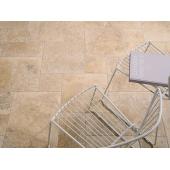 coem aquitaine beige bezs provansz meszko travertin ko gres padlolap modern minimal nappali konyha design nagymeretu hidegburkolat padlo burkolat.jpg